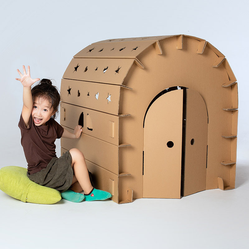 Young children's DIY carton game house paper shell toy hand disassembled cardboard house can graffiti space star hut