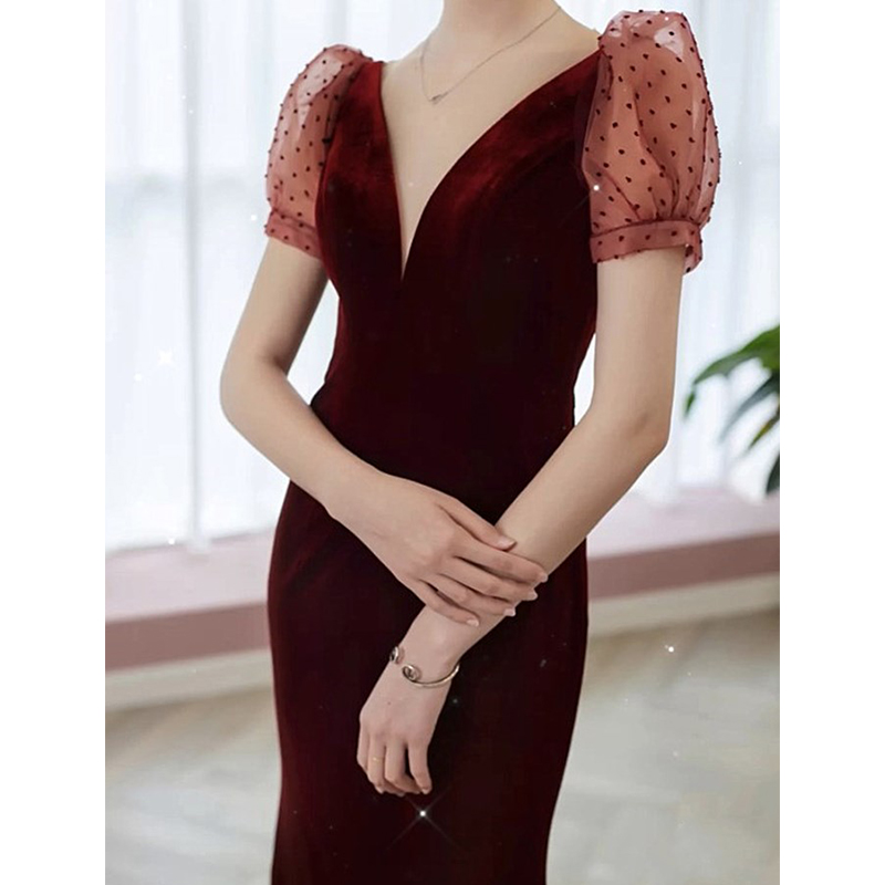 Bride's wedding toast with 2021 new wine red velvet slim fit and sexy big open-back birthday gown.