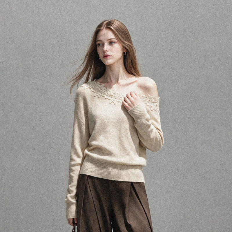 Oatmeal-Colored Lace-Trimmed Off-Shoulder Long-Sleeve Knit Top for Women, Autumn Design, French Style, Slimming Base Shirt