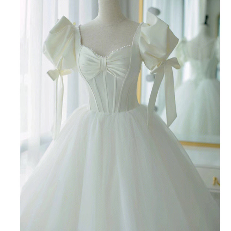Satin French wedding dress 2023 winter new bride bride out the main yarn white small drag greeting yarn