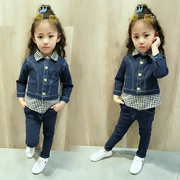 Mùa xuân và mùa thu mới bé gái phù hợp với áo khoác denim + quần hai dây denim cotton trắng kẻ sọc trắng