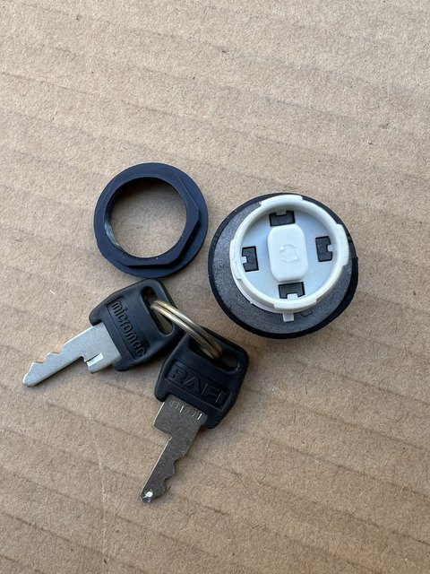 German Rafi Key Lock Switch, Thread Diameter 16mm, Rotates 45 Degrees and Self-Resetting, Brand New