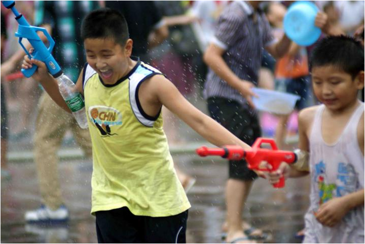 Trẻ em mùa hè ngày súng nước đồ chơi ba lô chàng trai và cô gái áp lực cao kéo chơi cát nước lấy đồ chơi súng nước