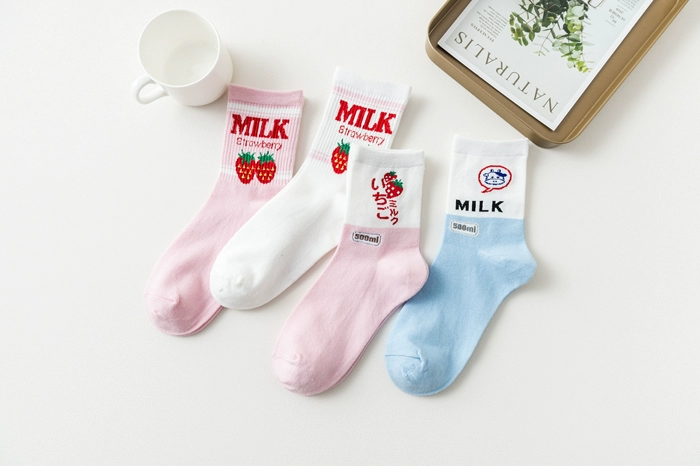Vớ dâu nhỏ nữ mùa thu và mùa đông học sinh cô gái hoạt hình dễ thương cotton tươi Nhật Bản mềm mại - Vớ bông