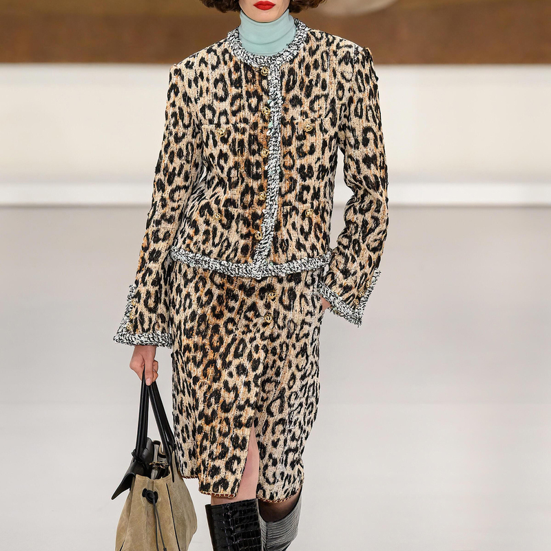 2026 Autumn/Winter Little Chanel-Style Leopard Print Suit for Women, Tweed High-End Round Neck Jacket and Skirt, Wild Romantic Style 2026 Autumn/Winter Little Chanel-Style Leopard Print Suit for Women, Tweed High-End Round Neck Jacket and Skirt, Wild Romantic Style