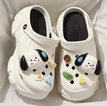 Vêtements dextérieur pour femmes avec des Crocs qui piétinent les crottes pour lété de jolies boucles de fleurs de dessin animé des semelles épaisses de célébrités sur Internet des tongs de plage polyvalentes à deux vêtements avec bout de sac