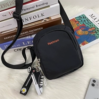 Красные маленькие тканевые туфли, подвеска