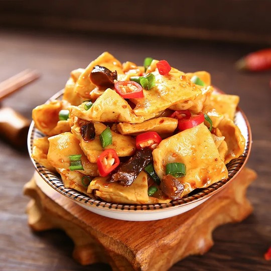 Грибы, сушеные бобы, сушеный тофу, готовые к употреблению офисные повседневные острые закуски для удовлетворения аппетита, небольшие упакованные закуски, оптовая продажа целыми коробками.