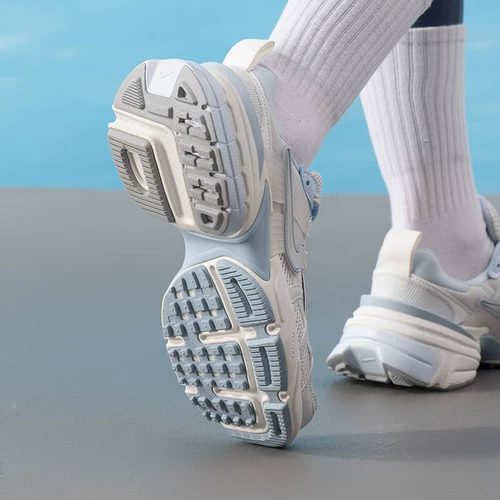 Nike Nike Women's V2K Run Daily Variety Retro Retro Daddy Shoes и повседневная обувь FD0736-009