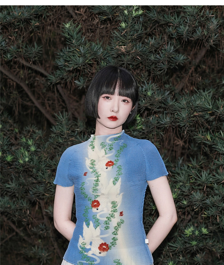 送料無料】限定デザイン 金魚柄プリーツTシャツ 半袖 ハイネック 新 