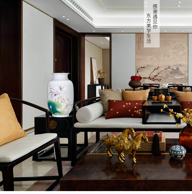 The Master of jingdezhen ceramics from thin foetus vase hand - made years wining the new Chinese style home sitting room adornment is placed