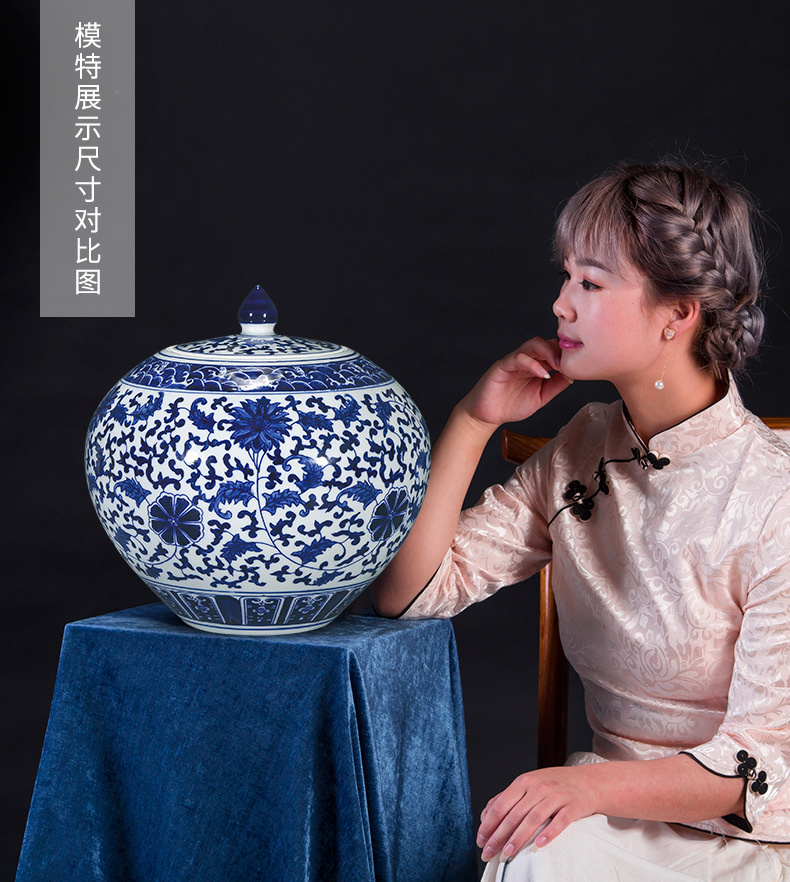 Jingdezhen porcelain vases, antique hand - made color of blue and white porcelain cover pot Chinese style classical sitting room adornment is placed