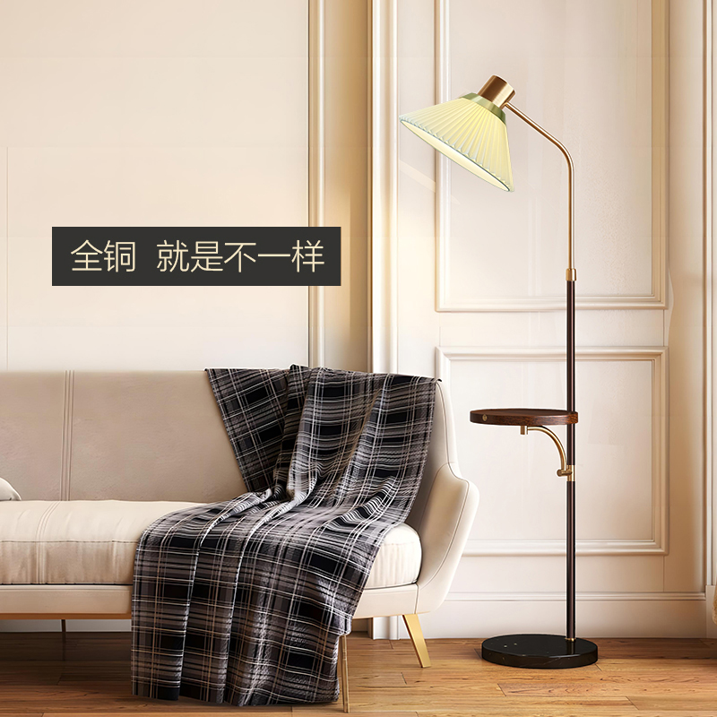 北欧風のシンプルなアメリカンスタイルのオール銅製リビングルーム寝室書斎フロアランプ棚、コーヒーテーブル付き垂直フロアランプ