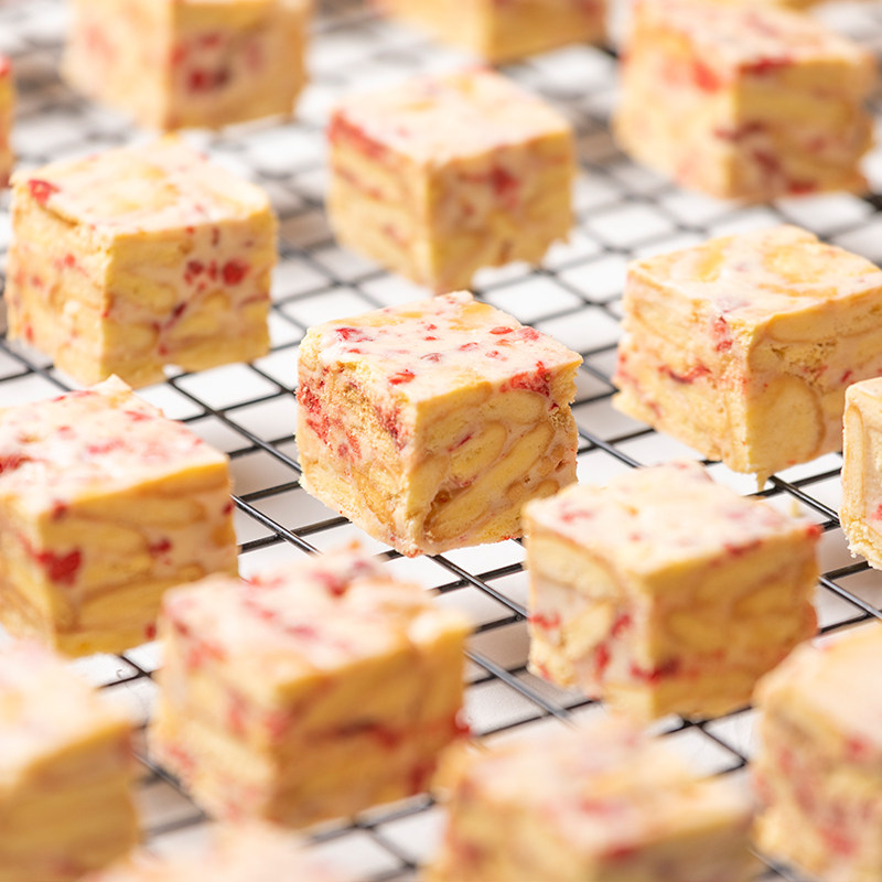 Full 29~Strawberry Milk Snow Flower Pastry~Handick delicious pastries net red snack cow rolled milk biscuits