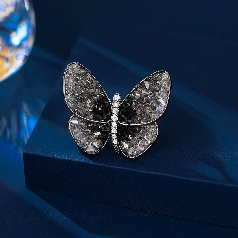 Emerging from the cocoon like a butterfly, elegant and sophisticated, anti-exposure brooch, unique and luxurious crystal butterfly brooch.