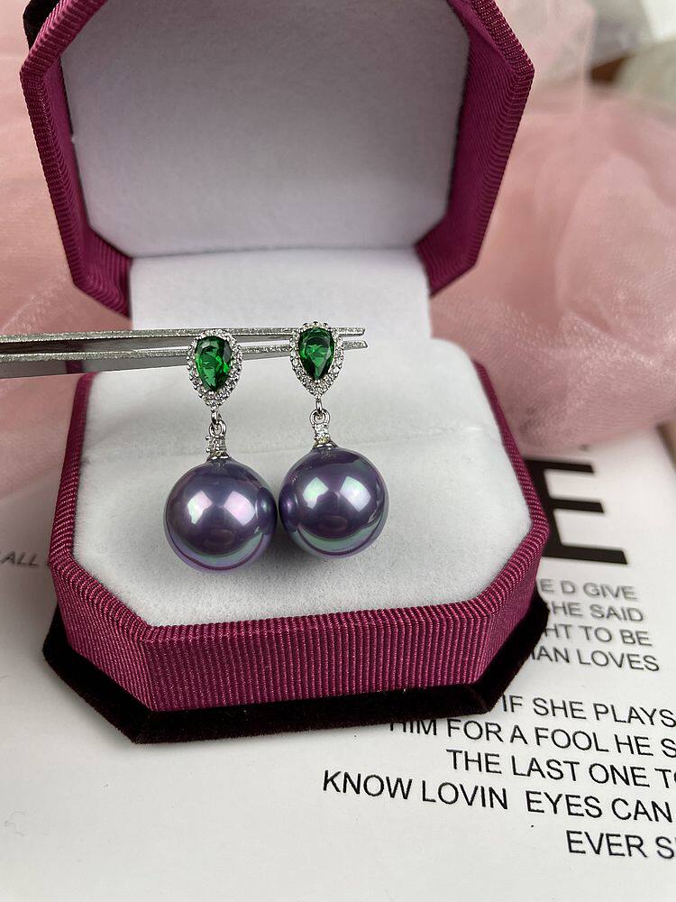 Micro-encrusted zircon shell bead stud earrings S925 silver natural mother-of-pearl imitation pearl earrings are decorated with elegant purple
