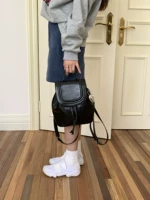 Черный. Никаких аксессуаров в комплекте.