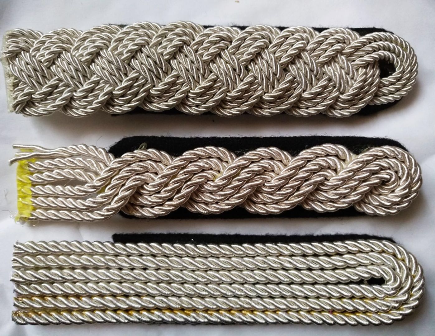 The School Captain takes the official shoulder chapter wire shoulder badge single shoulder badge with thread buckle