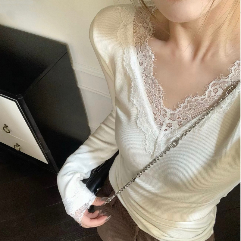 Qian Zhangzhang Octopus LAOSHU! Miu Series Lace Splicing V-Neck T-Shirt, Warm Knitted Base Layer, Pure Desire Inner Wear for Women