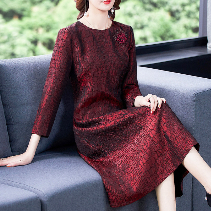 Long sleeve dress girl 2022 new wedding mom dress Shi - in - grandmother high - end wedding banquet noble Yang Pie