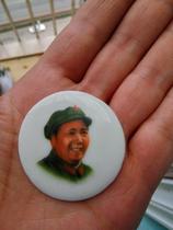 During the Cultural Revolution ceramic Chairman Mao badge scold his right