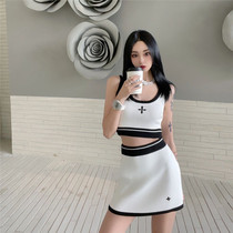 Cross flower suit woman 2022 spring and summer new jacquard sexy hot girl vest short skirt black white knit two sets