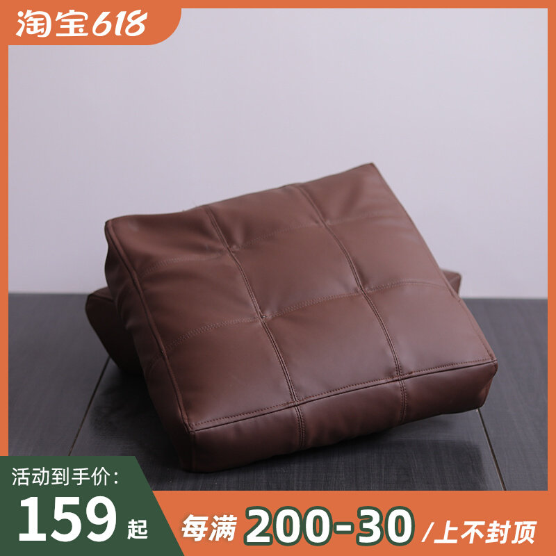 Tatami cushion floor on retro fur fur fur fur floor lazy sits in pier Japanese meditation collapsed rice balcony