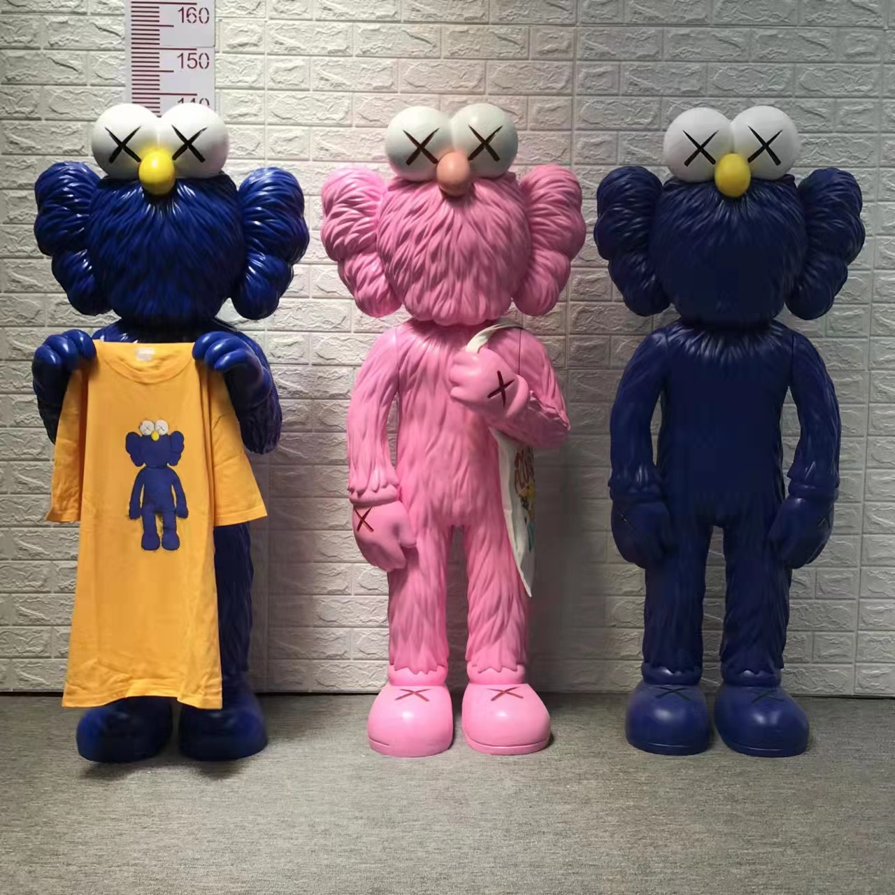 Kaws sculpture ornament violent bear large ornament living room cartoon sculpture light luxury model room lobby beauty industry decoration