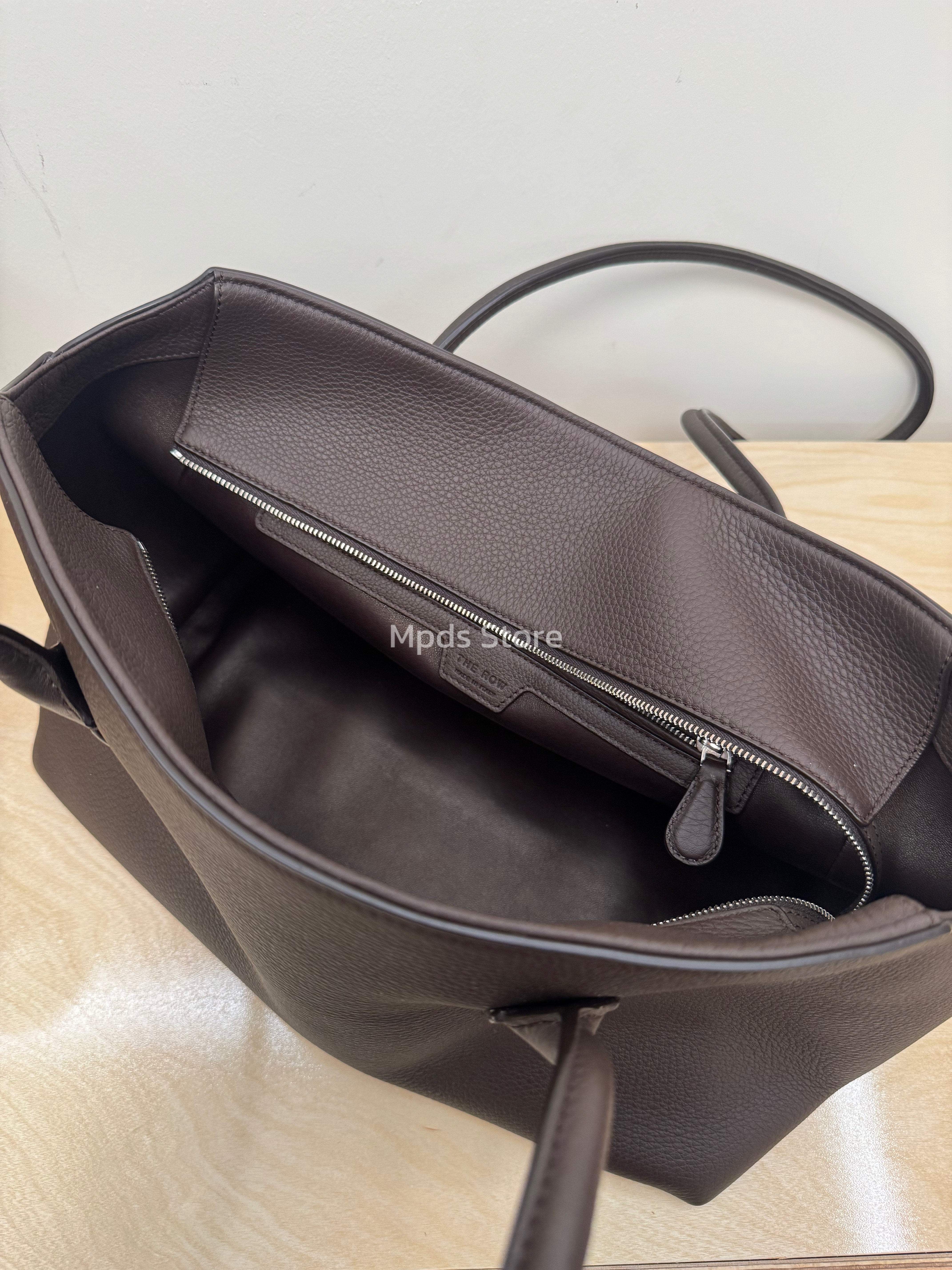 26 капсул Early Spring The Row Terrasse Bag аспект воловья кожа подмышка ручная сумку мешок Jennie в этом же моделье the row 