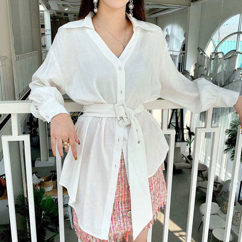 In the autumn 2022 mid - long irregular loose loose - sleeved shirt design feels small and loose long - sleeved outer shirt