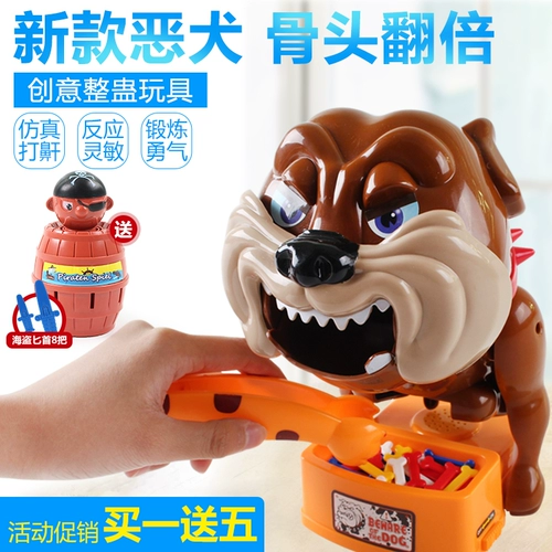 Маленькая злая собака собака крадет кости игрушки злой собачьи ставки, будьте осторожны с злой собакой, собакой игрушка