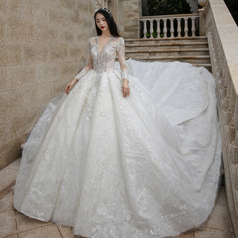 Long sleeve main wedding dress 2021 new bride temperament V collar advanced sense heavy industry Luxury Luxury big tailing court wind winter