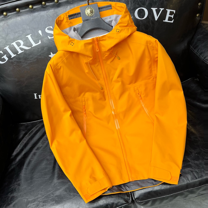 2026 New European Style Outdoor Full-Body Taped Seam Windproof and Waterproof Softshell Hooded Jacket for Men and Women Couples