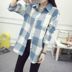 . 2018 cô gái mới mùa xuân dress Trung bình Dài Plaid Shirt nữ dài tay áo Student Loose áo bông mỏng Coat 