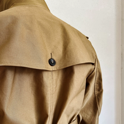 Тяжелая обрывавшаяся джунгли британская траншея кавалерийская пальто средней длины