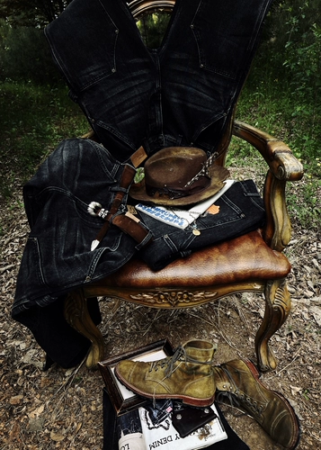 Как ноги, так и чрезмерные широкие брюки B01 вымыты и сделаны из старых рабочих рабочих рабочих джинсов.