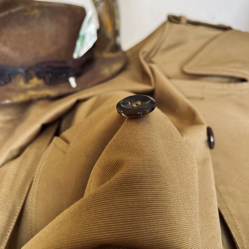 Тяжелая обрывавшаяся джунгли британская траншея кавалерийская пальто средней длины