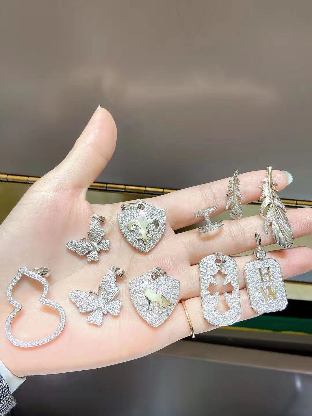 Platinum PT950 gemstone inlaid diamond cross key gourd butterfly feather bear small pendant