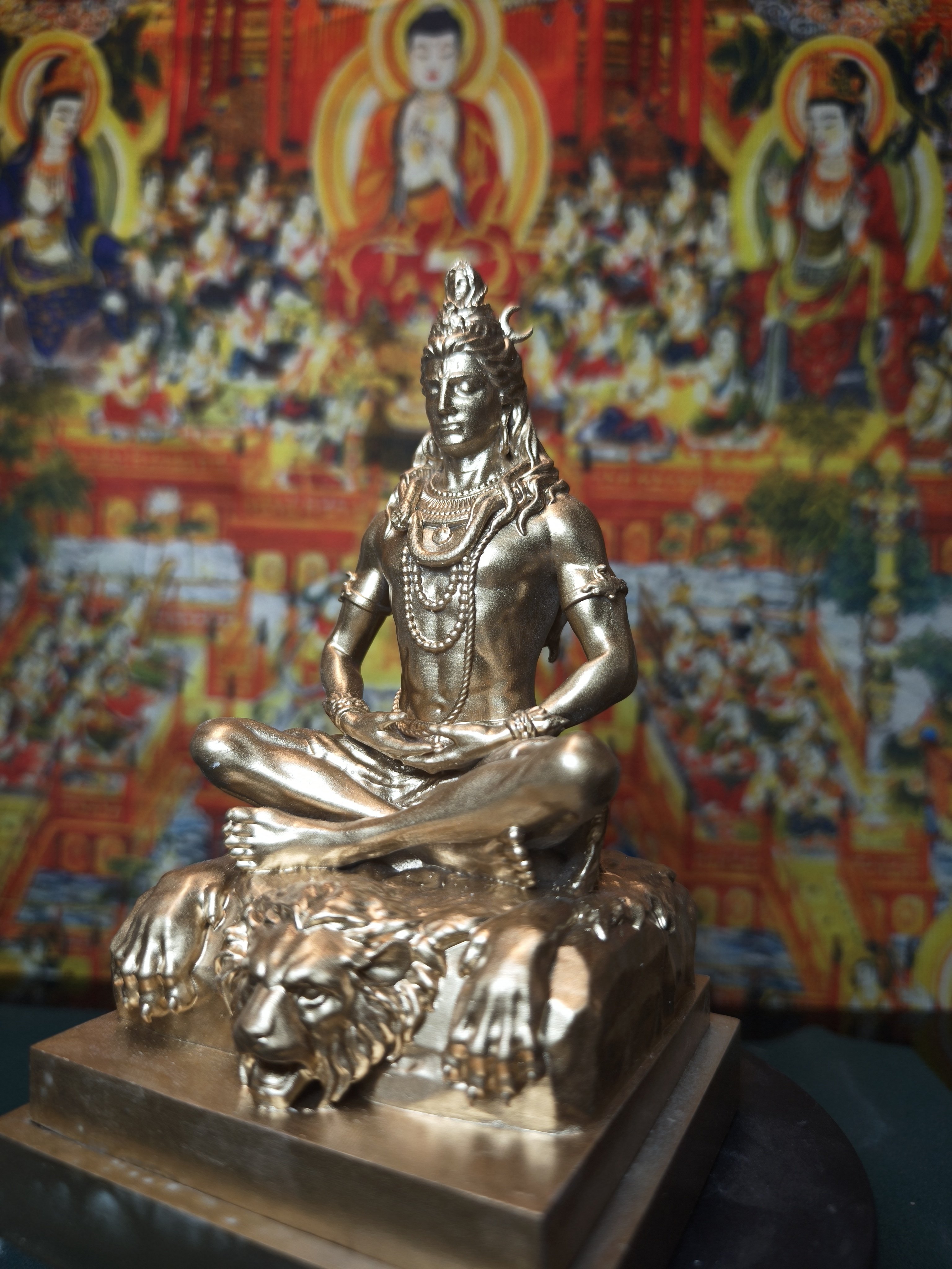 インド製の座像シヴァ神像。樹脂製。金色の塗料で塗装済み。