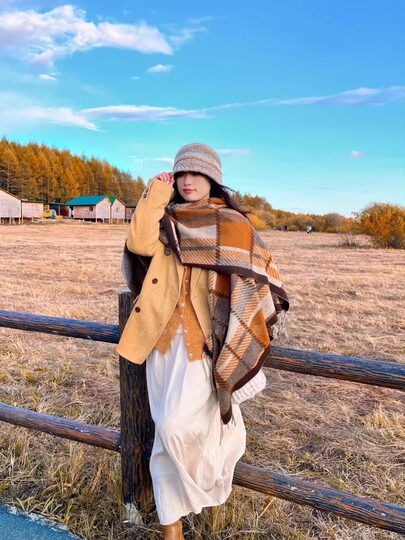 Northwest Xinjiang Tibet autumn and winter shawl Western Sichuan Yunnan wear travel outer wear Maillard women's thick scarf dual use