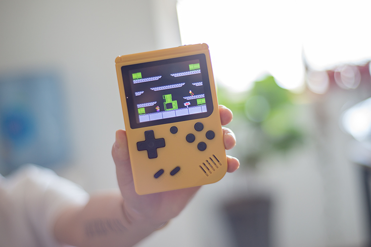 Lắc cùng một đoạn quà Giáng sinh nam hoài cổ retro máy chơi game FC cầm tay mini arcade Contra màn hình lớn 3 inch - Kiểm soát trò chơi tay cầm logitech f710