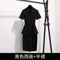 Черный пиджак классического кроя, юбка, короткий рукав