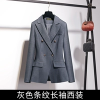 Серый полосатый костюм с длинными рукавами