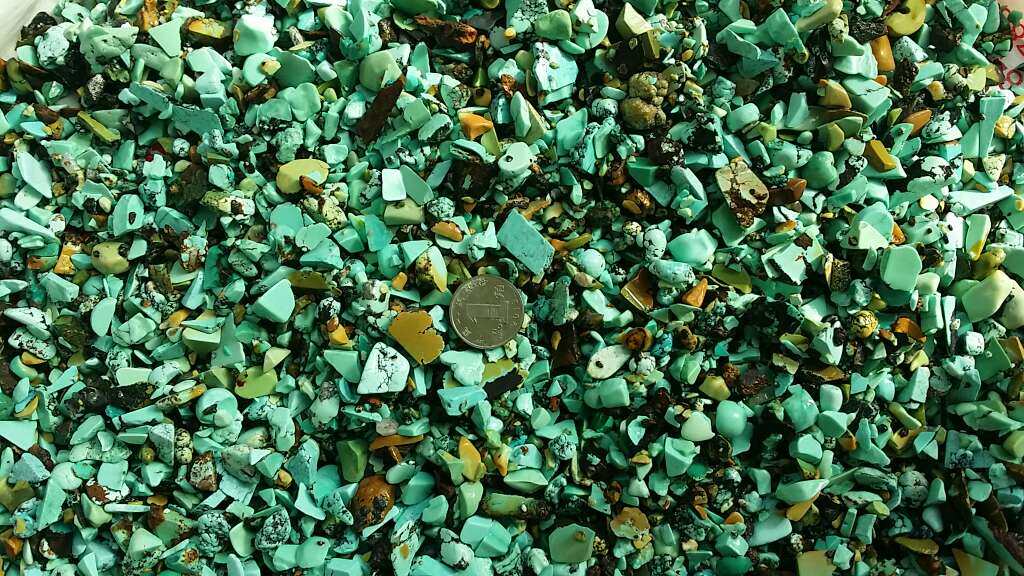 Hubei Shiyan natural green pine stone raw stone practicing hand small stock