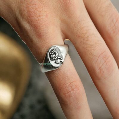 The pure silver ring S925 is a three-dimensional embossed decorative item with a natural and flowing feel. It is an original new product with a simple and elegant design