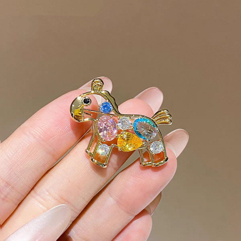 New Style Colorful Diamond Hollow Pony Brooch, Exquisite and High-End Brooch, Suit Coat Pin, Year of the Horse Zodiac Accessory for Women