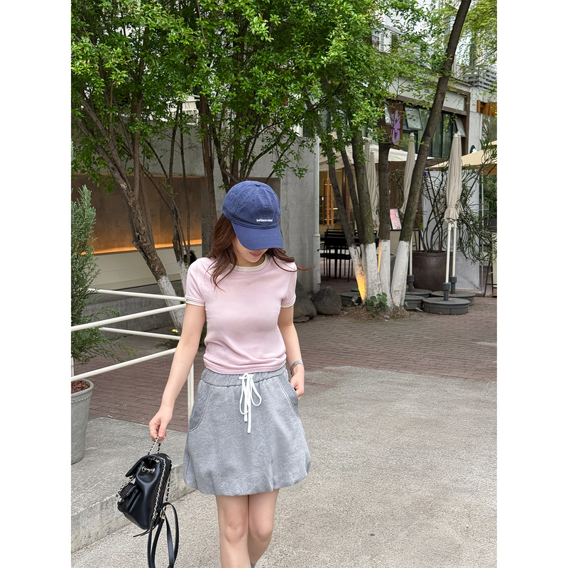 Li Xiangxiang Bella Soft and Skin-Friendly Color-Blocking Slimming Pink Knit Short-Sleeve Top for Women 2026 New Spring/Summer Collection Li Xiangxiang Bella Soft and Skin-Friendly Color-Blocking Slimming Pink Knit Short-Sleeve Top for Women 2026 New Spring/Summer Collection