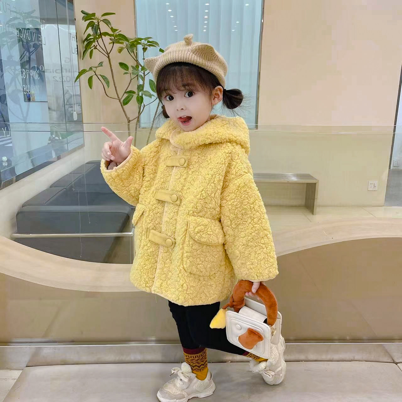Girls lamb jacket in autumn and winter dress 2023 new fur plus thicker baby's long sweater