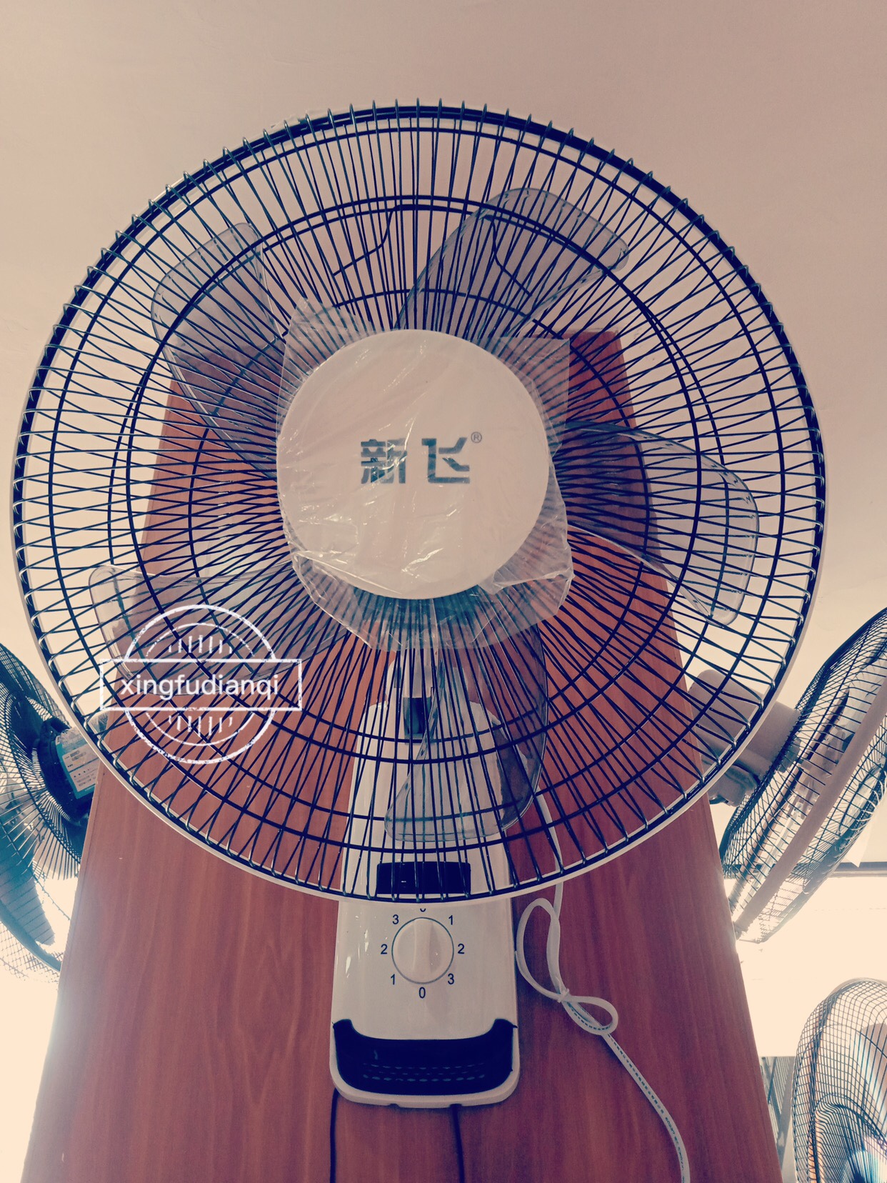 Quạt mới treo tường quạt treo tường 16 inch 18 inch nhà yên tĩnh lắc đầu quạt thô lưới quạt tường khách sạn - Quạt điện quạt hơi nước kangaroo kg50f18