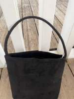 Большая регулируемая версия бархатного черного цвета.